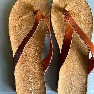 Esprit women’s brown leather thong sandals. Size 9.5